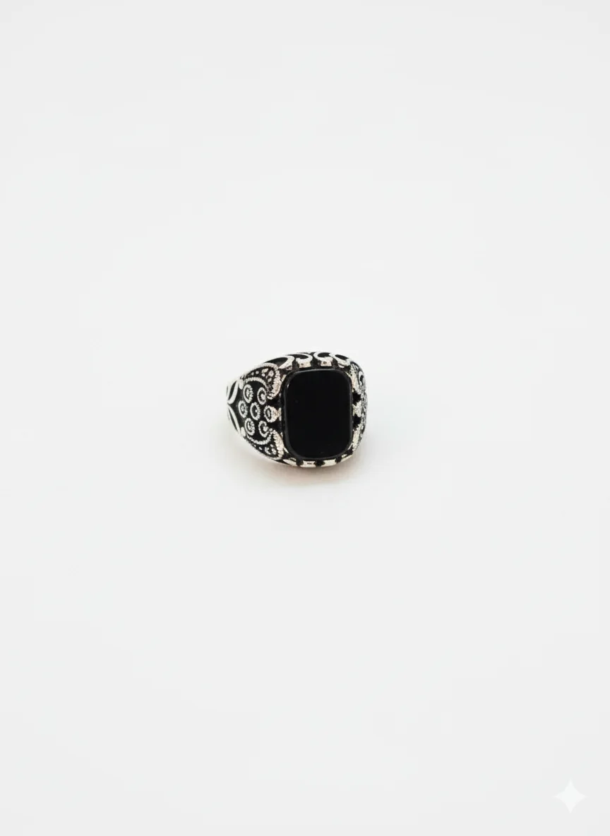 Silver-ring-with-black-onyx-stone-and-classic-design1